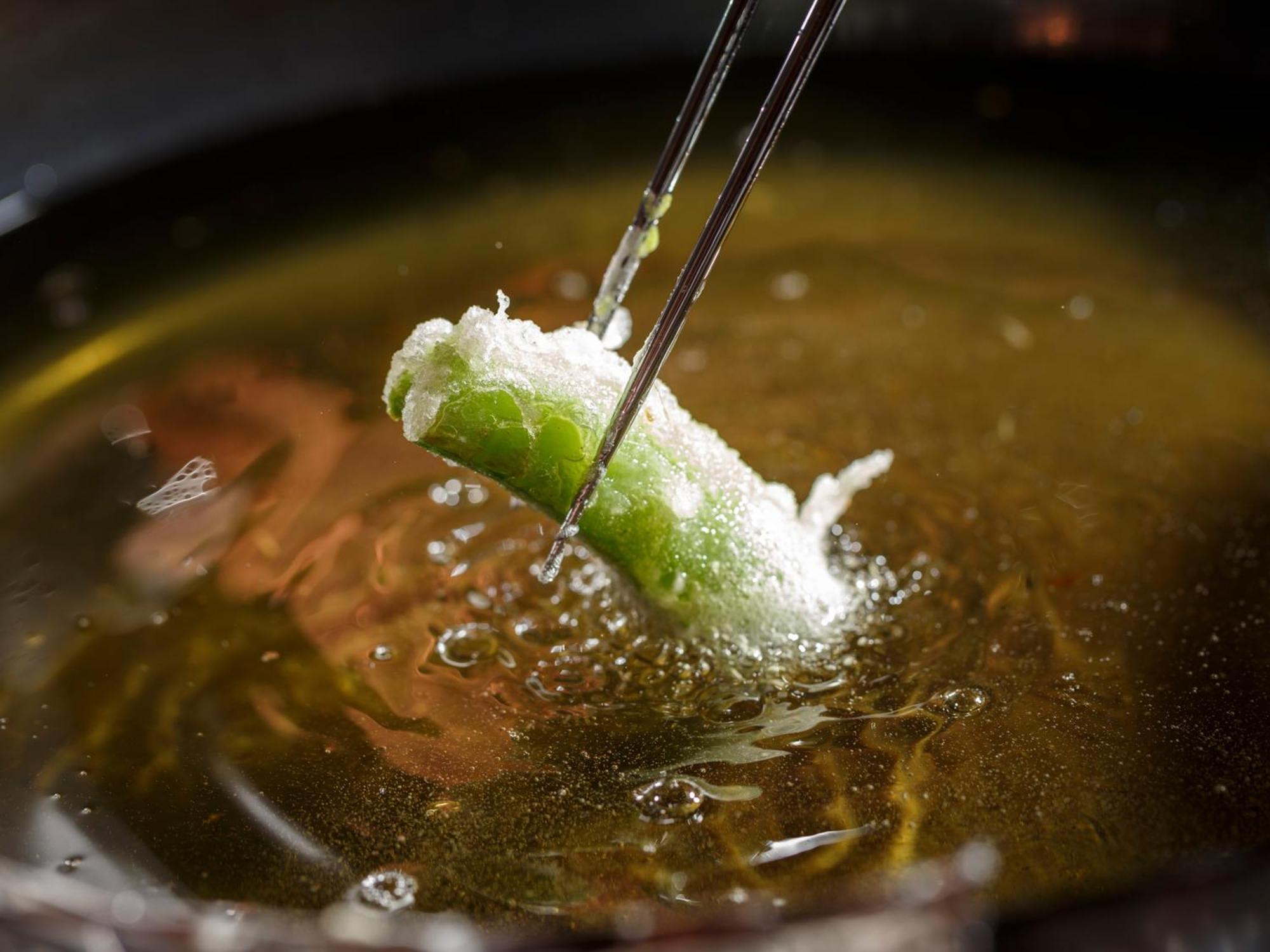 Hotel The Celestine Kyoto Gion Bagian luar foto A spring roll being dipped in hot oil