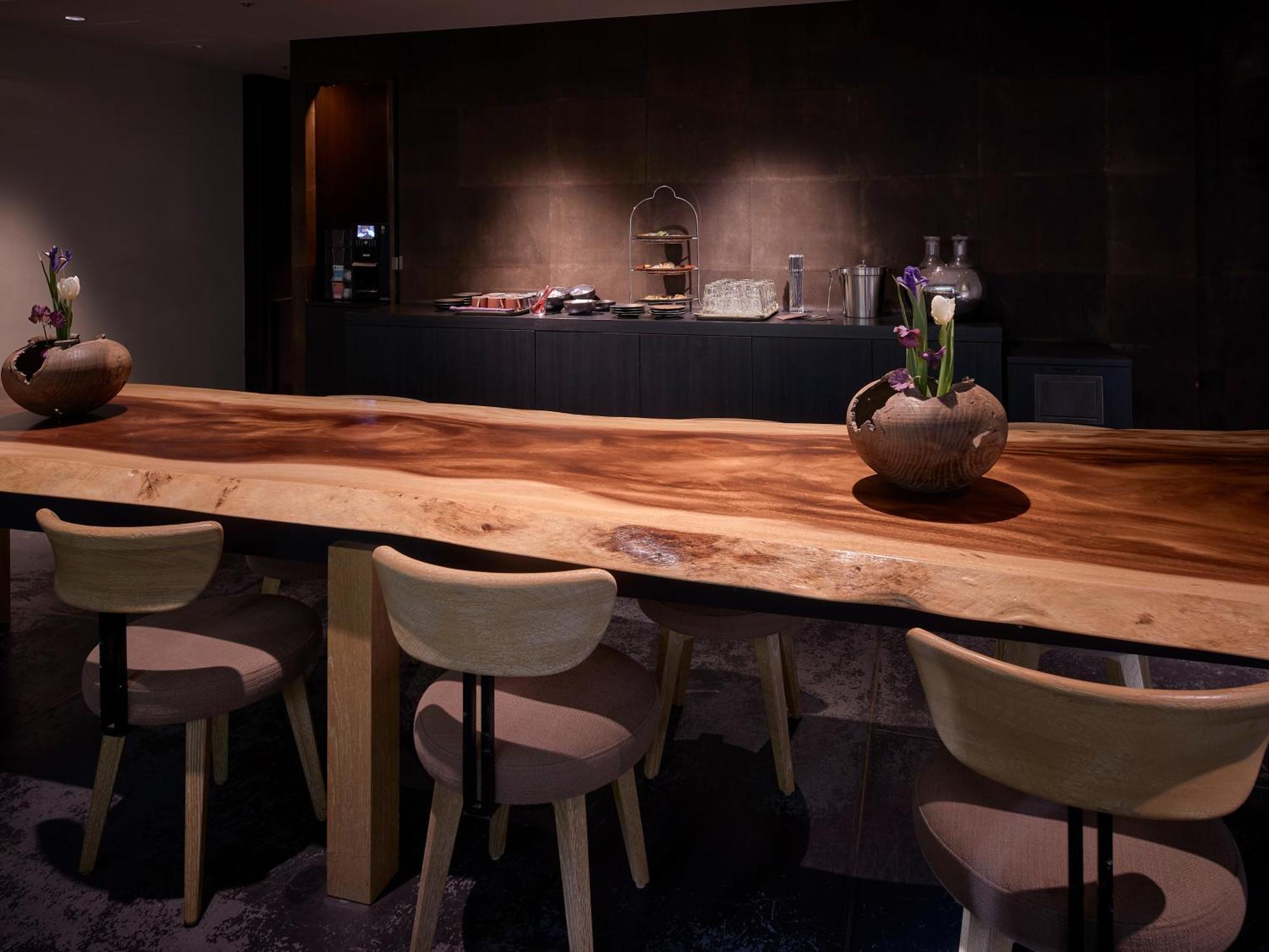 Hotel The Celestine Kyoto Gion Bagian luar foto The lounge at the airport