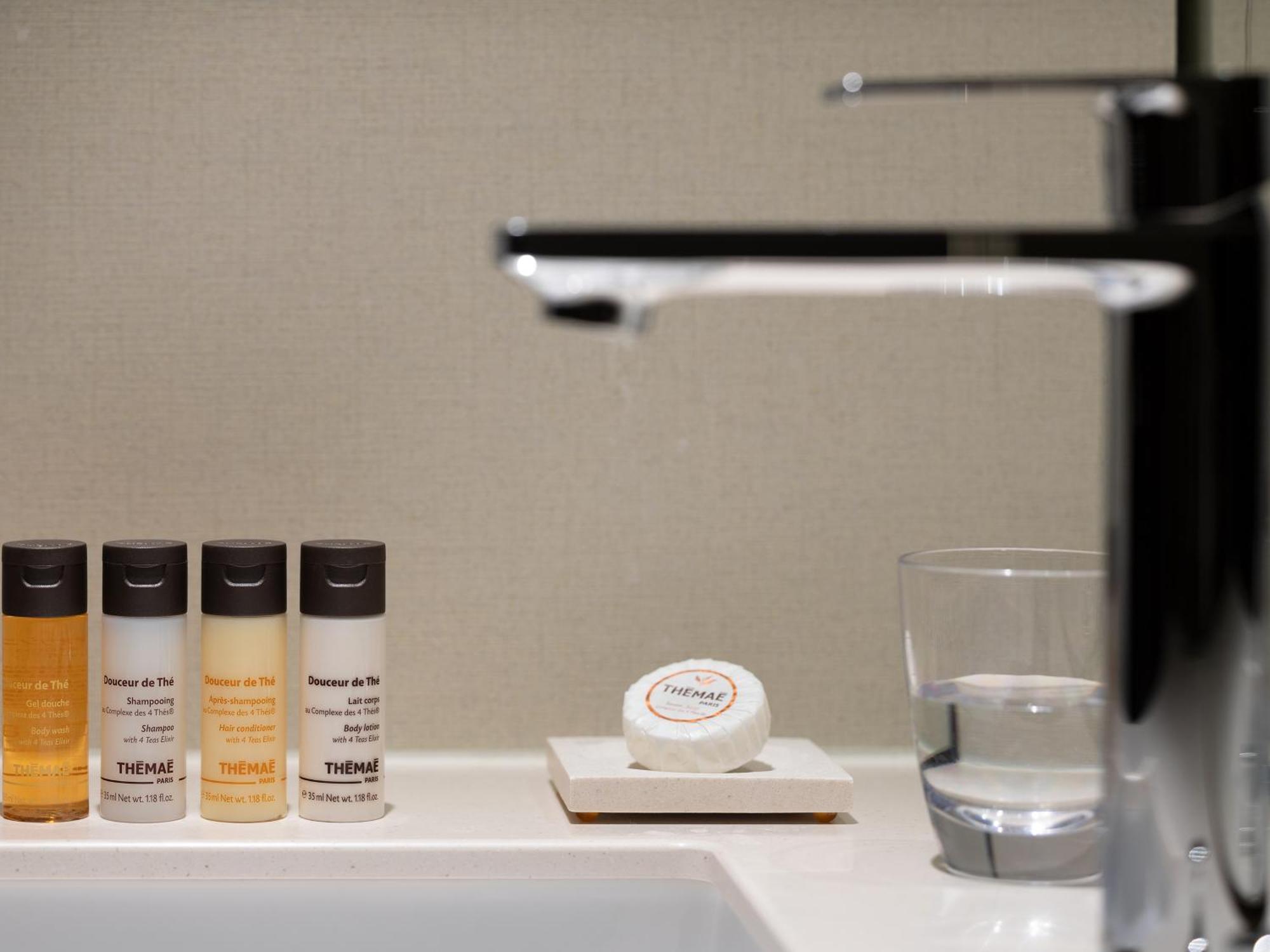 Hotel The Celestine Kyoto Gion Bagian luar foto The Hotel's bathroom amenities