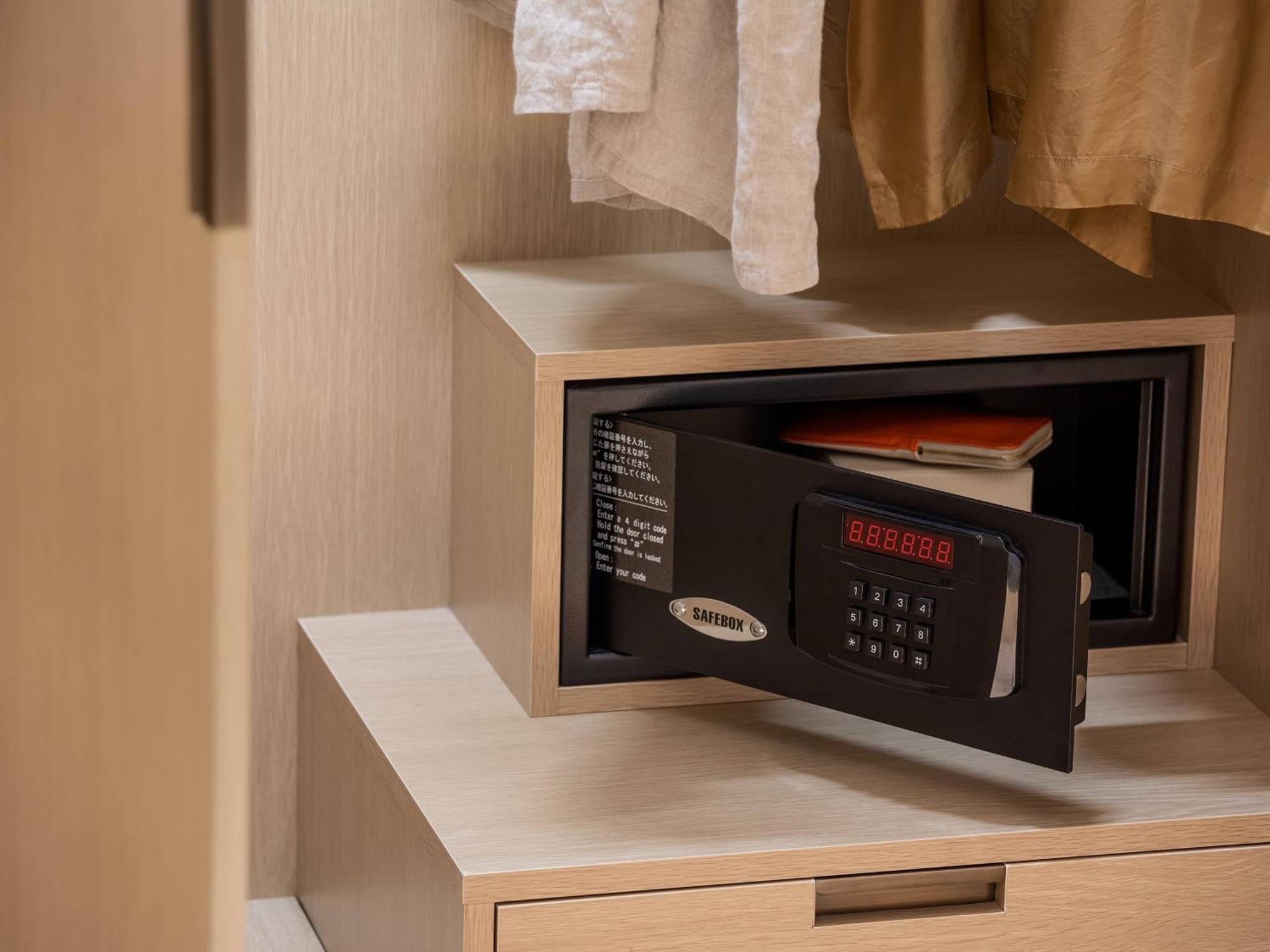 Hotel The Celestine Kyoto Gion Bagian luar foto A safe in a hotel room