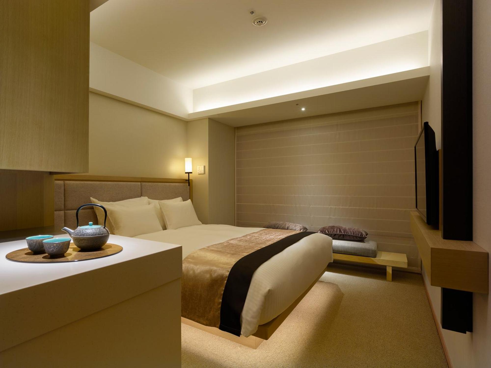 Hotel The Celestine Kyoto Gion Bagian luar foto A room at the hotel