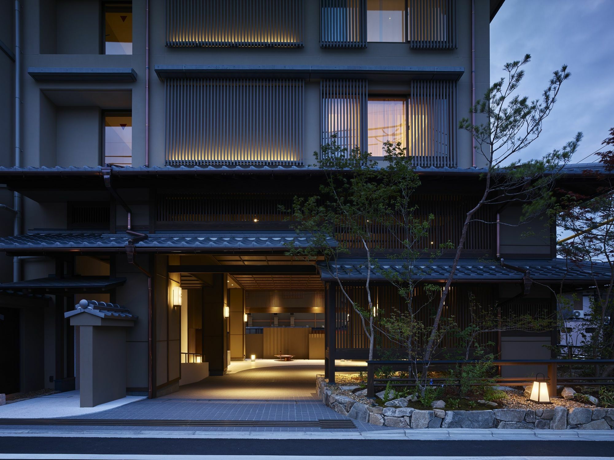 Hotel The Celestine Kyoto Gion Bagian luar foto Entrance of the hotel